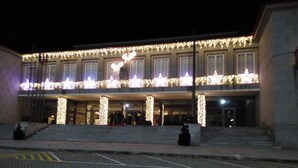 A building with a grand entrance, large columns, and a staircase leading up to the entrance. - Happy group or large family holiday - Free Wifi (Felgueiras)