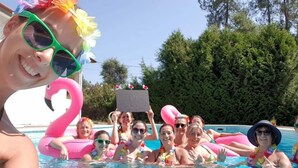 A group of people in a swimming pool with a pink flamingo float. - Happy group or large family holiday - Free Wifi (Felgueiras)