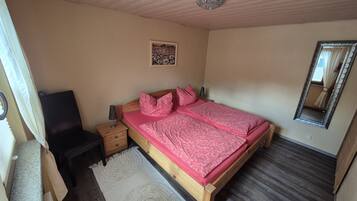 1 Schlafzimmer, Reisekinderbett, Bettwäsche