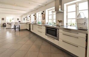Kühlschrank, Mikrowelle, Herdplatte, Geschirrspüler
