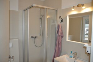 Suihku, hiustenkuivaaja, saippua, vessapaperi