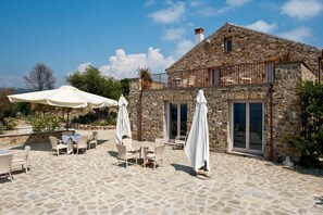 تناول الطعام بالخارج