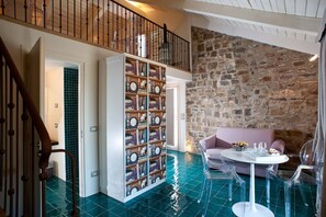 المنشأة من الداخل