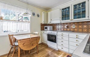 Kylskåp, spishäll, diskmaskin och kaffe- och tebryggare