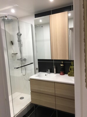 Douche, sĂšche-cheveux, serviettes fournies, papier toilette