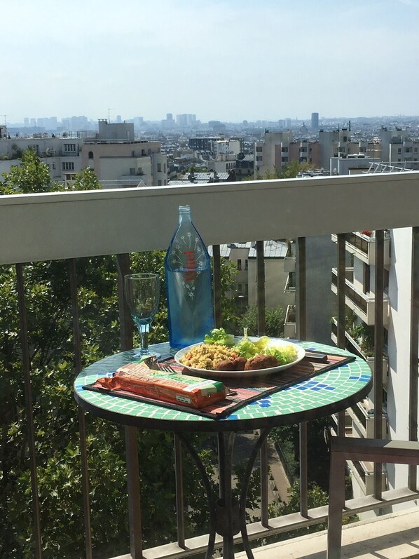 Outdoor dining - 2-room apartment on a high floor overlooking all of Paris with sunny balcony. Buttes Chaumont (Paris)