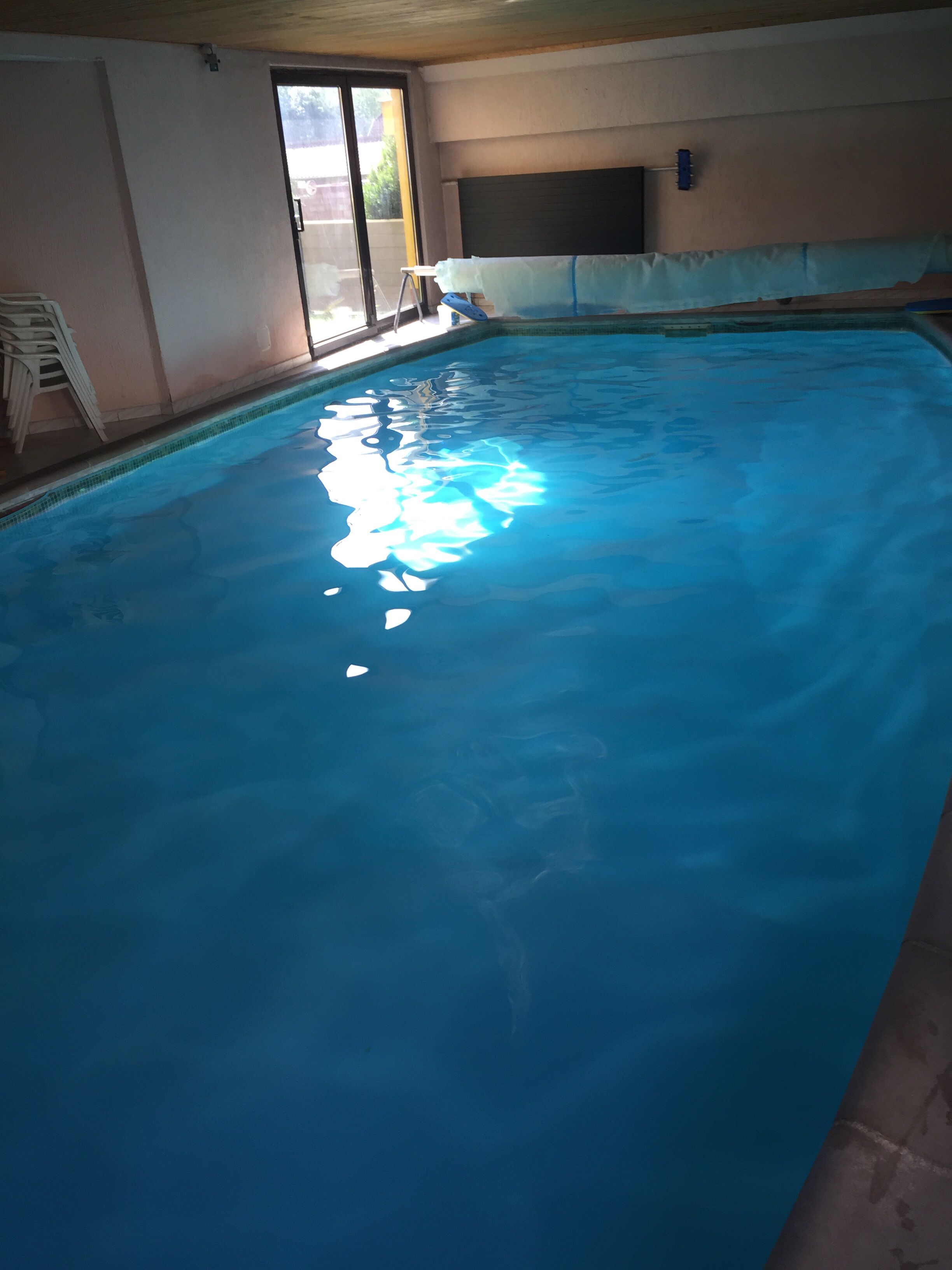 Una piscina techada, una piscina climatizada