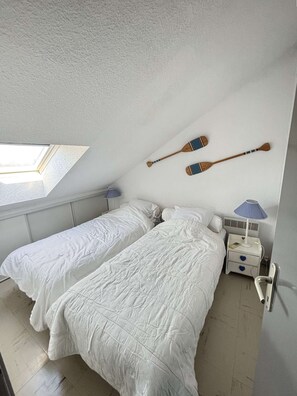 2 bedrooms, bed sheets