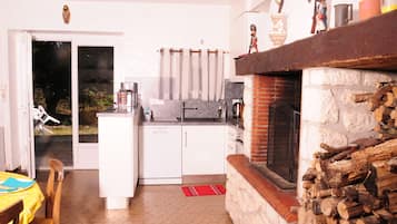 Een koelkast, een microgolfoven, een oven, een vaatwasser