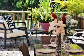 Outdoor dining - Luxury apartment in Martinique (Le Diamant)