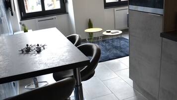 Fridge, microwave, dishwasher, coffee/tea maker