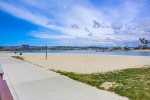 In Strandnähe, Liegestühle, Strandtücher
