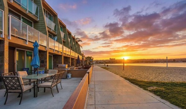 Outdoor dining - Enjoy the breeze at this bayfront condo! (San Diego)