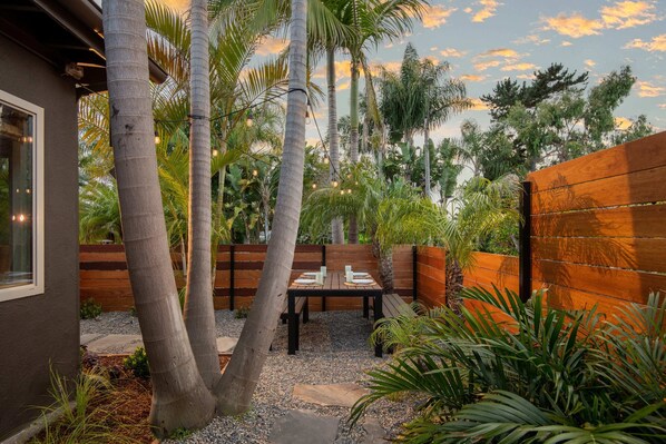 Outdoor dining - Cardiff "Manchester Front" ~ short walk everywhere with beach gear! (Encinitas)