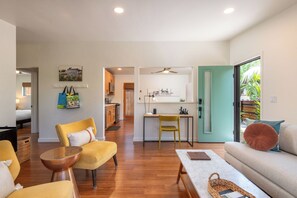 Smart TV, video library, stereo, offices - Cardiff "Manchester Front" ~ short walk everywhere with beach gear! (Encinitas)