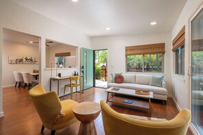 Smart TV, video library, stereo, offices - Cardiff "Manchester Front" ~ short walk everywhere with beach gear! (Encinitas)