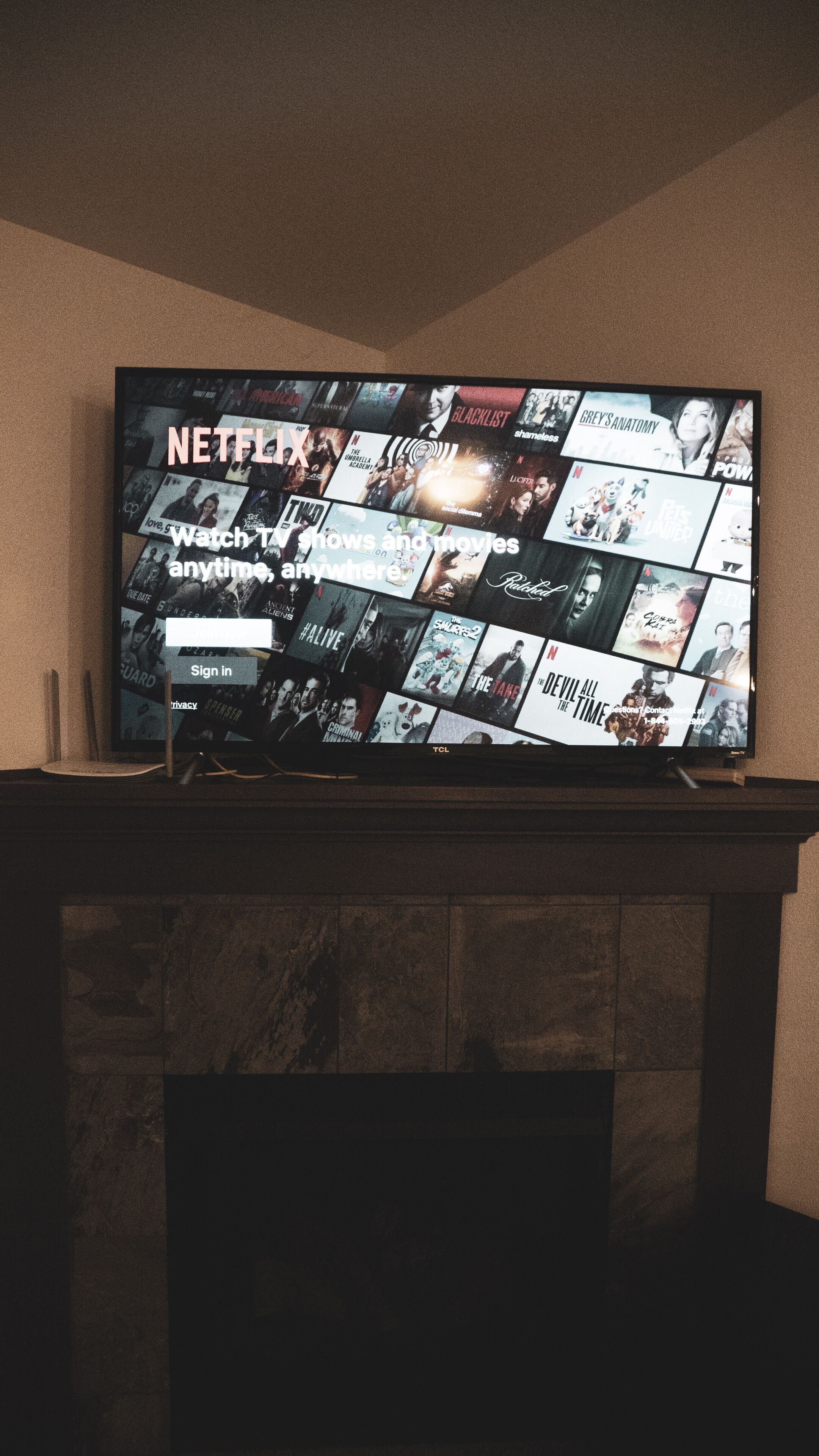 Un téléviseur affichant l’interface de Netflix, avec différentes miniatures d’émissions.