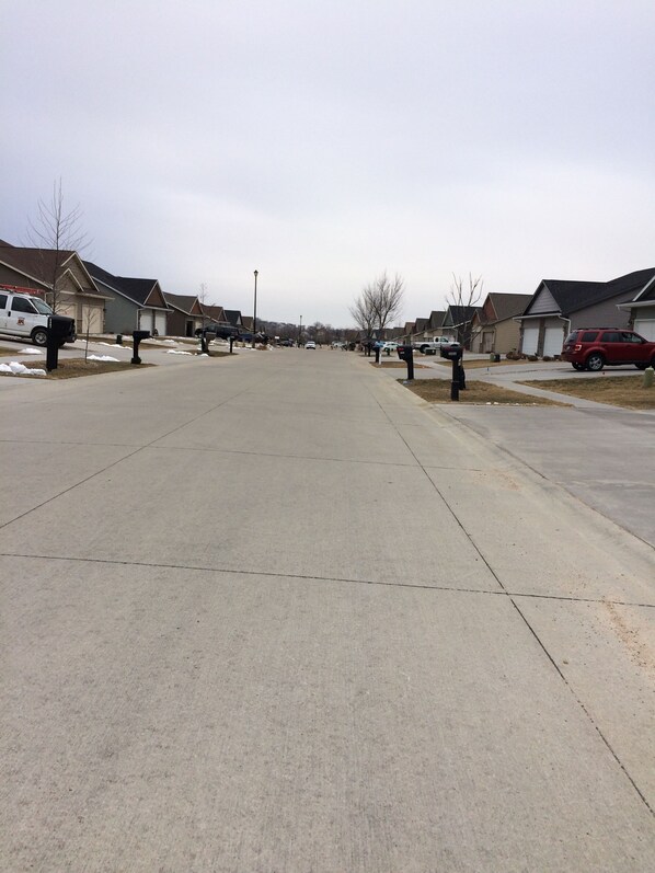 Parkeerplaatsen op het terrein, oplaadpunt voor elektrische auto's