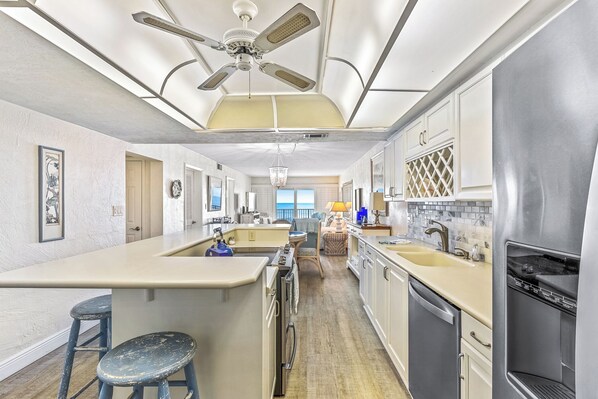 Fridge, microwave, stovetop, dishwasher