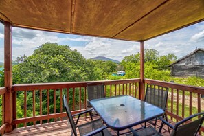 Outdoor dining - Picturesque Mountain View near Fort Sill (Medicine Park)