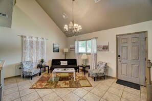 Smart TV - Picturesque Mountain View near Fort Sill (Medicine Park)
