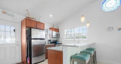 Sapphire: Updated 2 bedroom home with private pool, hot tub, cabana, outdoor