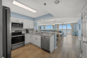 Een koelkast, een microgolfoven, een oven, een kookplaat