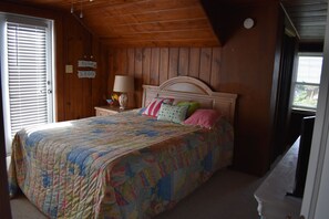 4 makuuhuonetta, silitysrauta/-lauta, ilmainen Wi-Fi, vuodevaatteet