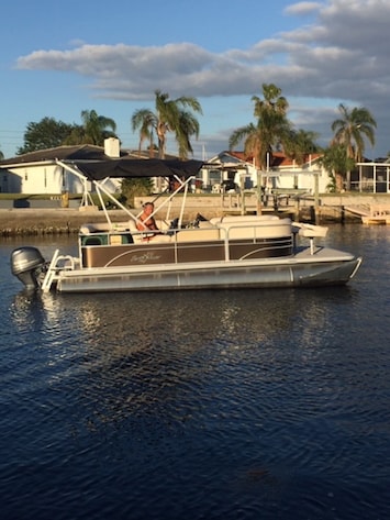 Free use of pontoon boat with your stay