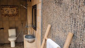 Bungalow | Badezimmer | Dusche, kostenlose Toilettenartikel, Haartrockner, Handtücher