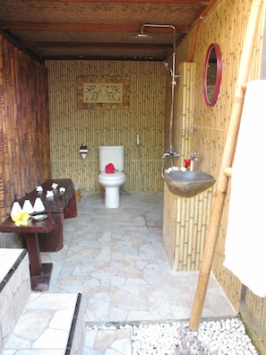 Bungalow | Bathroom | Shower, free toiletries, bidet, towels