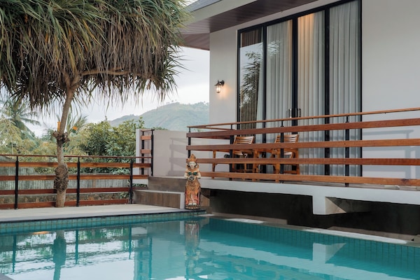 Kamar Deluks, balkon | 1 kamar tidur, minibar, meja kerja, dan Wi-Fi gratis