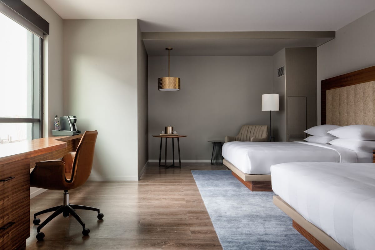 Ropa de cama hipoalergénica y caja de seguridad en la habitación