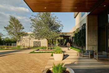 Hotel exterior and entrance at Houston Cityplace Marriott at Springwoods Village