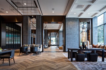 Hotel entrance and lobby at Houston Cityplace Marriott at Springwoods Village