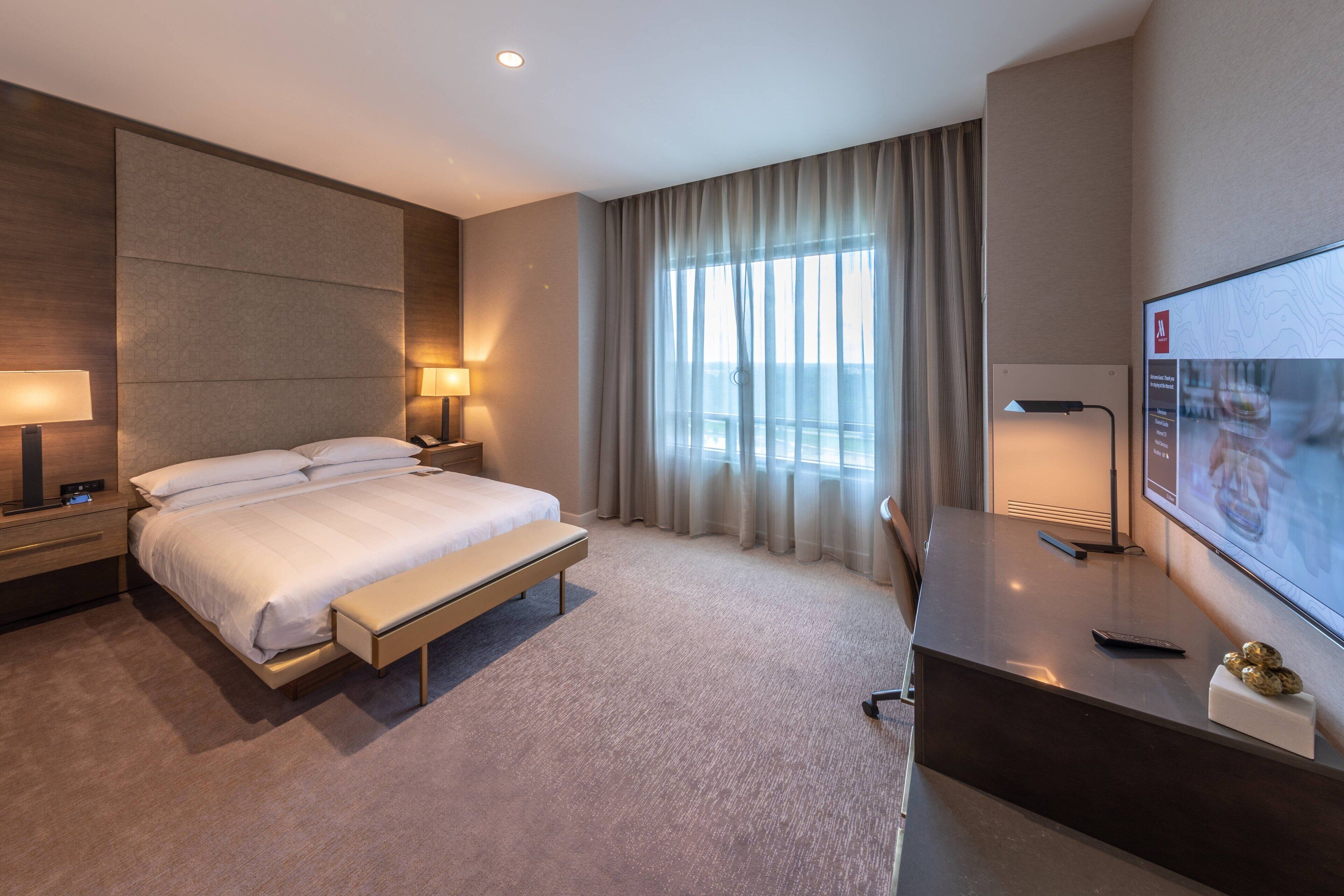 executive suite, 1 bedroom, non smoking | 1 bedroom, hypo-allergenic bedding, in-room safe, desk