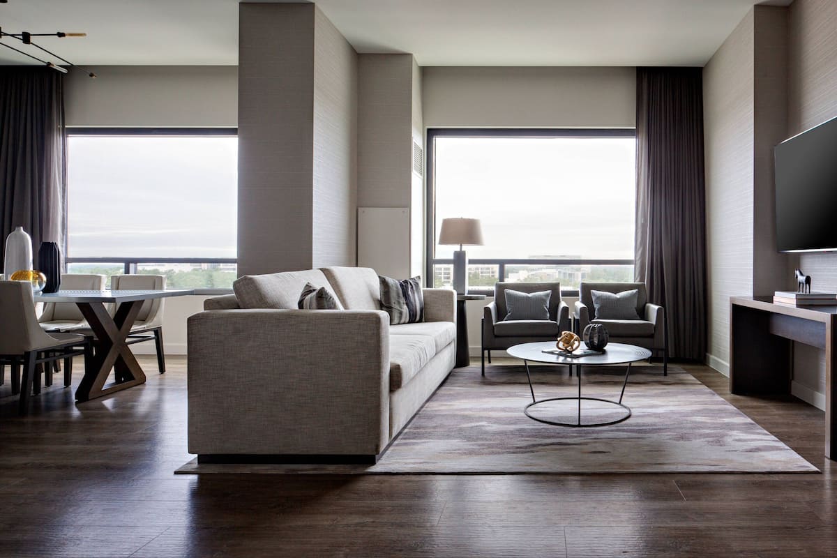 Suite ejecutiva, 1 habitación, para no fumadores | Sala de estar | Televisión LCD de 55 pulgadas con canales por cable y televisión