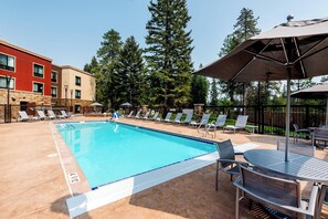 室外游泳池，06:00 至 22:00 开放，池畔遮阳伞，日光浴躺椅