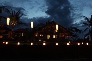 Front of property – evening/night - Ume Cantik Villa (Sukasada)