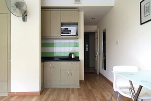 Studio Type 4 | Bếp nhỏ riêng | Tủ lạnh, bếp nấu, ấm điện, nồi cơm