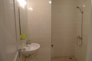 Shower, free toiletries, hair dryer, bathrobes - Lotus House (Hanoi)