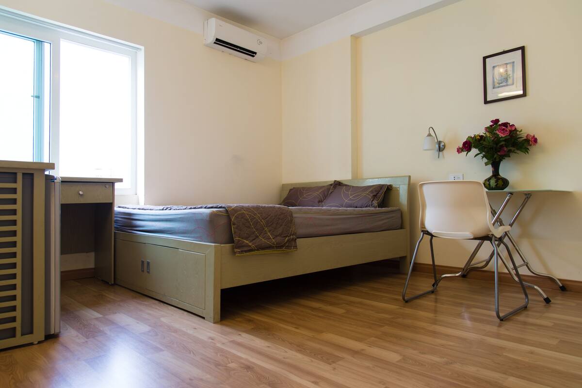 Studio | Schreibtisch, schallisolierte Zimmer, kostenloses WLAN