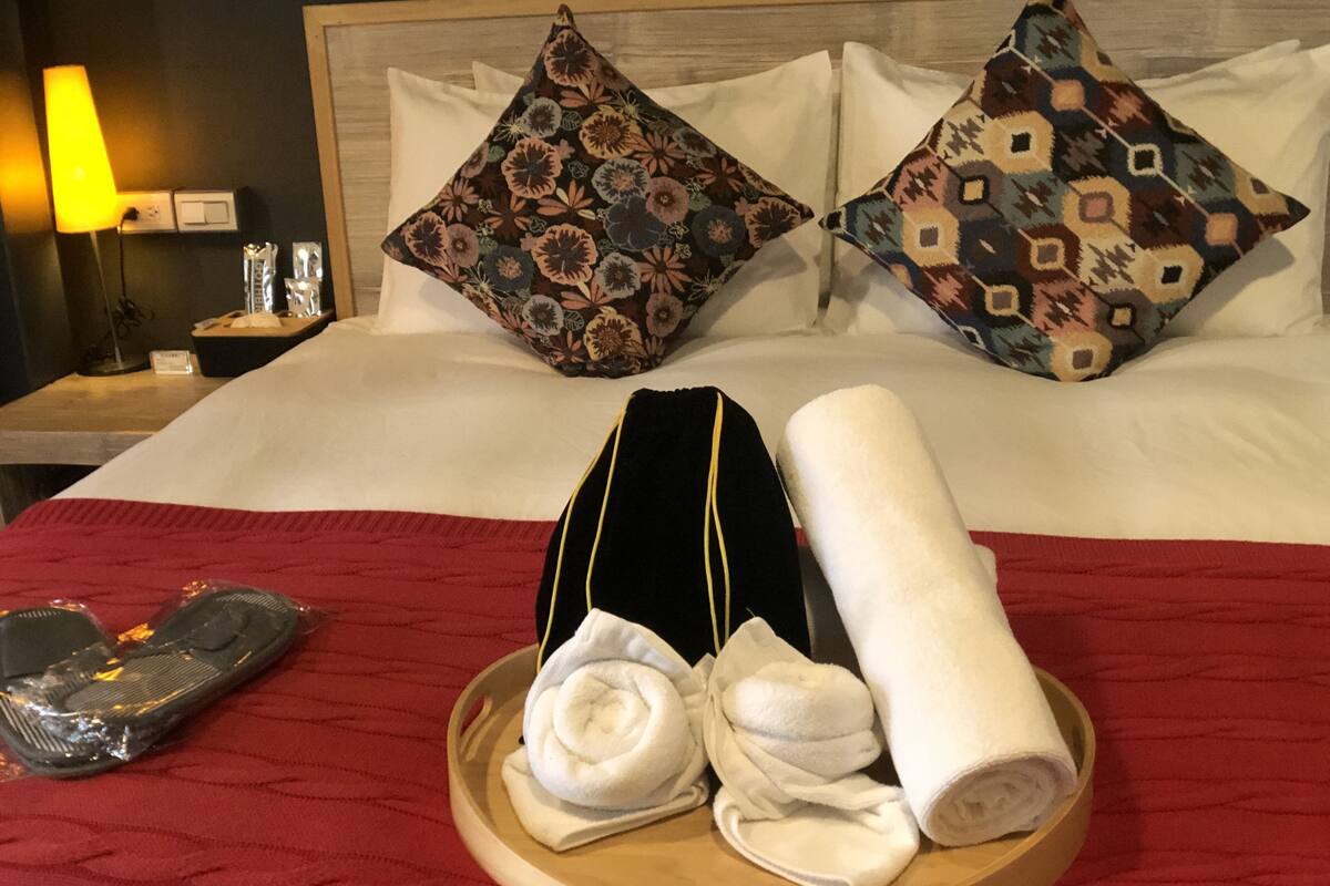 Schreibtisch, Verdunkelungsvorhänge, schallisolierte Zimmer