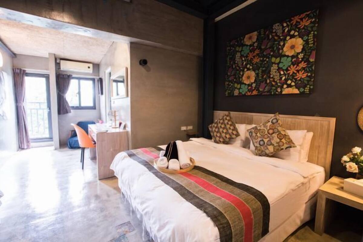 Schreibtisch, Verdunkelungsvorhänge, schallisolierte Zimmer