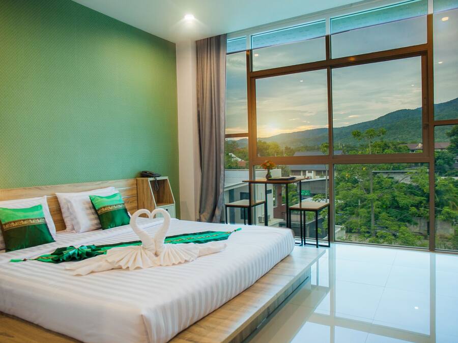 Mountain View | Cortinas opacas, wifi gratis, ropa de cama