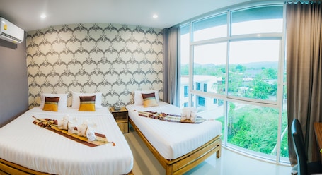 Triple Room | Blackout drapes, free WiFi, bed sheets