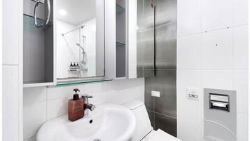 Standard Apartment | Bathroom | Shower, free toiletries, hair dryer, towels