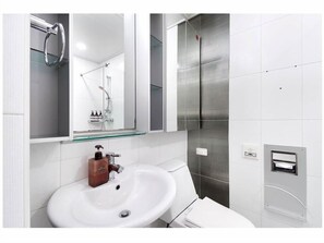 Standard Apartment | Bathroom | Shower, free toiletries, hair dryer, towels