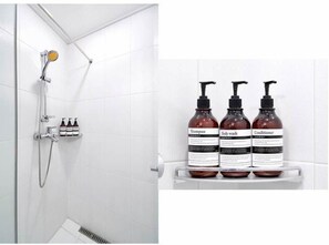 Appartement Standard | Salle de bain | Douche, articles de toilette (gratuits), séchoir à cheveux