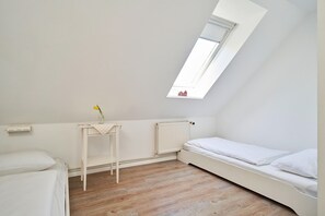 6 bedrooms, travel crib, WiFi, bed sheets